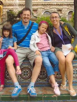 La famiglia Durante: da sinistra Sofia (6 anni), papà Paolo, Emma Viola (8 anni) e mamma Bruna Guernieri