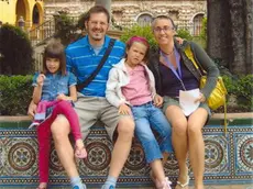 La famiglia Durante: da sinistra Sofia (6 anni), papà Paolo, Emma Viola (8 anni) e mamma Bruna Guernieri