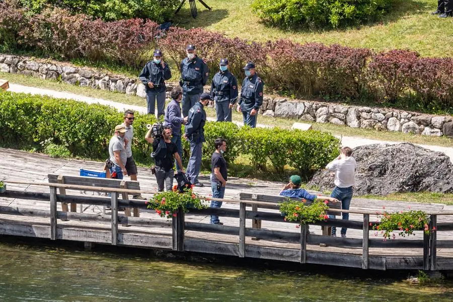 Il set di “Un passo dal cielo” sulle rive del lago Mosigo