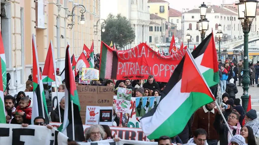 Corteo pro Palestina, in 600 a Venezia per dire basta alla guerra