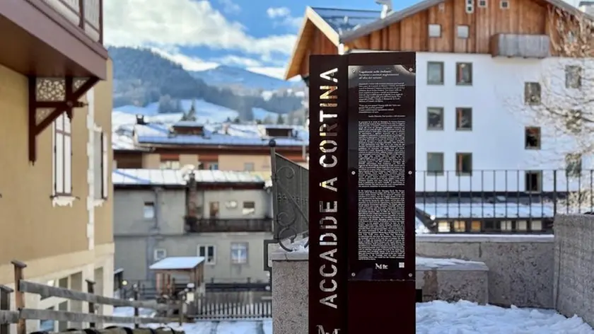 Uno dei cartelli della passeggiata letteraria di Cortina