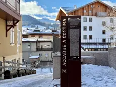 Uno dei cartelli della passeggiata letteraria di Cortina