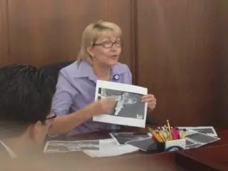 Il pm Luisa Ortega Diaz con le foto dell'aereo ritrovato