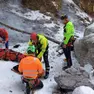 Gli uomini del Soccorso alpino recuperano l'iceclimber