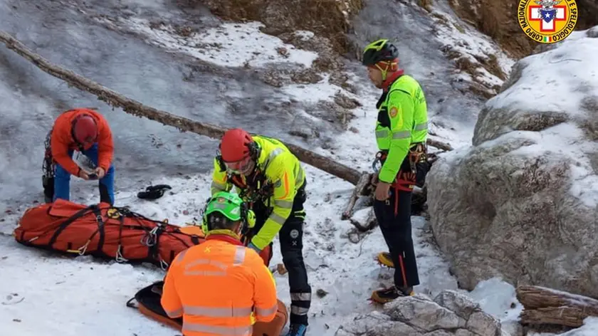 Gli uomini del Soccorso alpino recuperano l'iceclimber