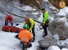 Gli uomini del Soccorso alpino recuperano l'iceclimber