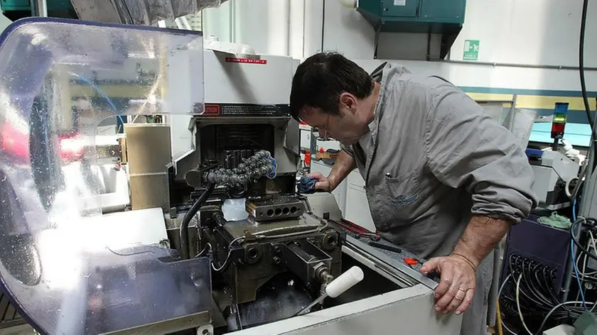 Un operaio al lavoro in fabbrica. Il settore metalmeccanico è uno di quelli più in sofferenza