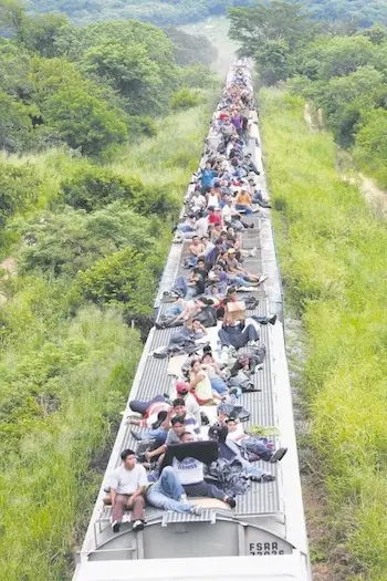 Un'immagine della "Bestia", come viene chiamato il treno cui si aggrappano i migranti messicani diretti negli Stati Uniti lungo una rotta che in sei anni ha inghiottito settantamila persone. "La bestia" è il titolo del libro del giornalista Oscar Martinez.