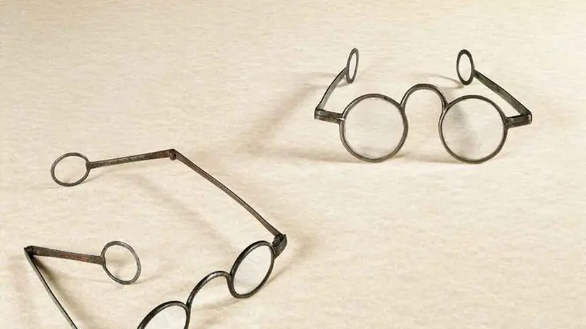 La storia degli occhiali nel museo Luxottica di Agordo