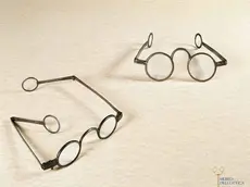 La storia degli occhiali nel museo Luxottica di Agordo