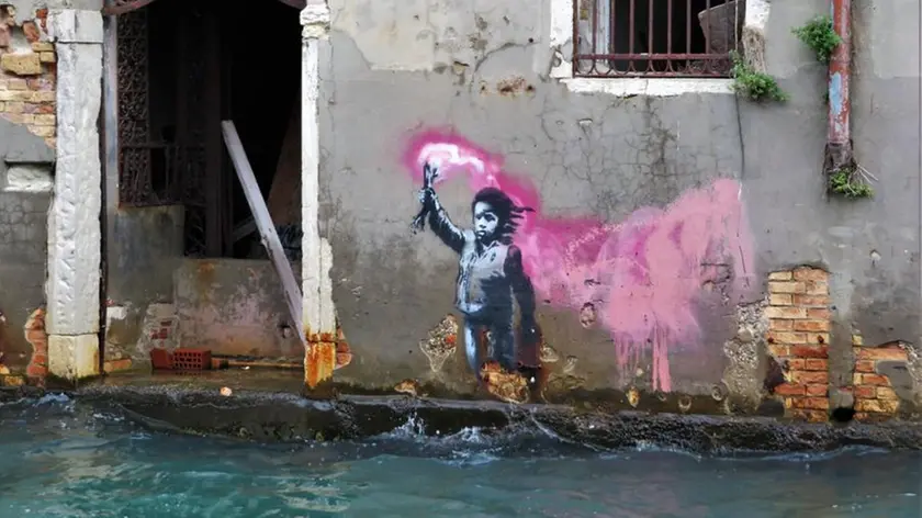 L’opera di Banksy, “Il bambino migrante”, a Venezia realizzata a San Pantalon nel 2019