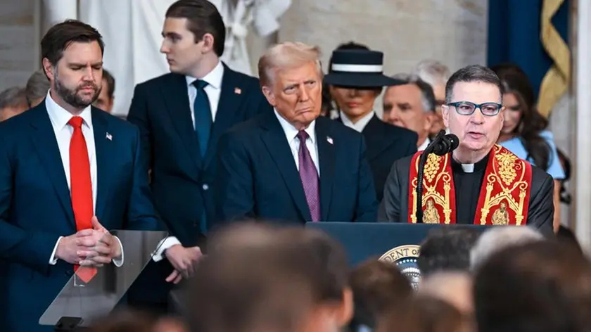 l reverendo Frank Mann parla durante la cerimonia di inaugurazione della presidenza Trump