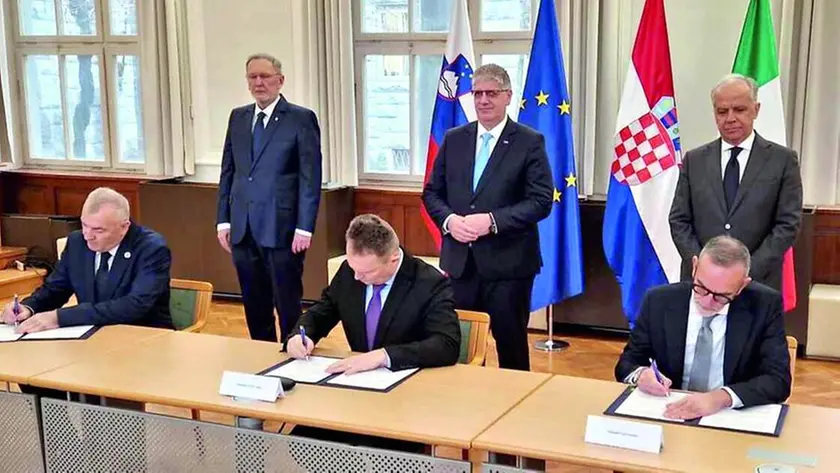 La firma del memorandum lunedcì a Nova Gorica sotto gli occhi dei ministri Matteo Piantedosi, Boštjan Poklukar e Davor Božinović