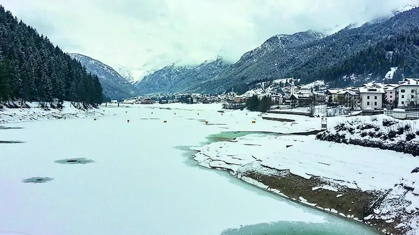 Il lago di Auronzo gelato (foto di Paolo Maiero). Ordinanza del sindaco per evitare incidenti