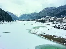 Il lago di Auronzo gelato (foto di Paolo Maiero). Ordinanza del sindaco per evitare incidenti