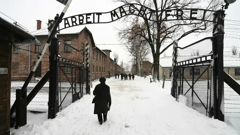 L'ingresso del campo di concentramento di Auschwitz: la liberazione avvenne il 27 gennaio 1945