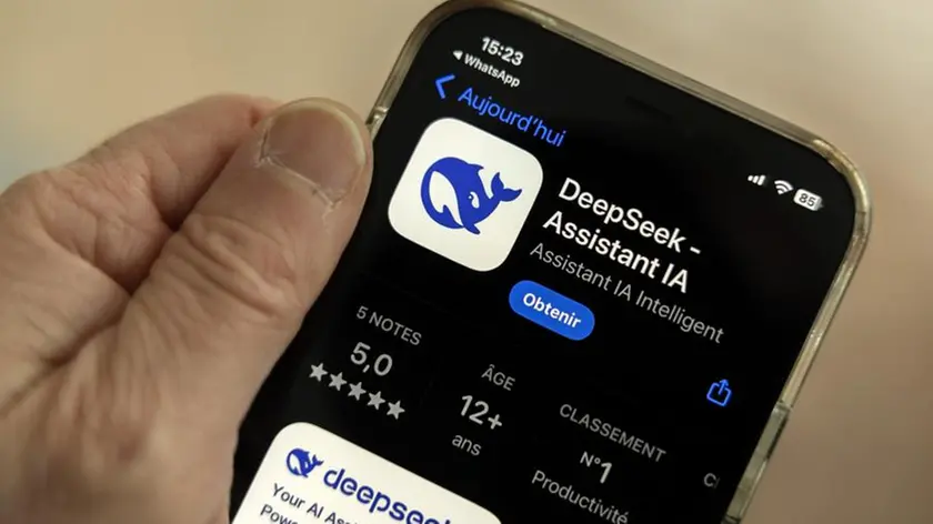 DeepSeek è un chatbot open-source creato da una start-up cinese, che sta facendo concorrenza a ChatGpt e Gemini