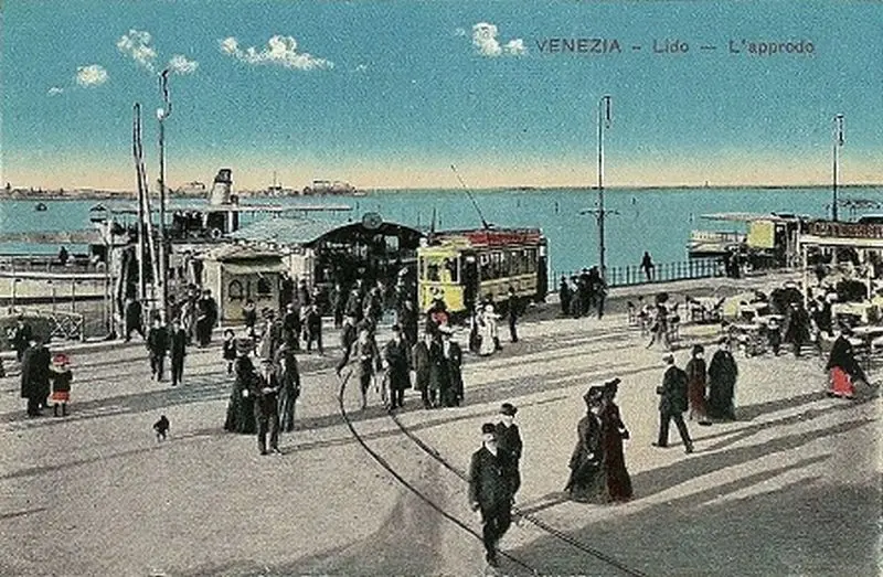 L’arrivo di un tram al Lido di Venezia in una cartolina del passato