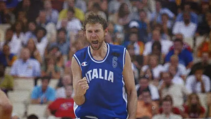 Giacomo Galanda con la maglia della Nazionale italiana di basket