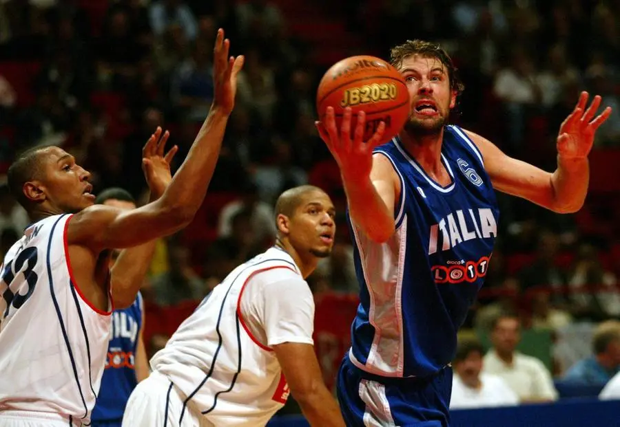 BASKET: ITALIA - FRANCIA Italys Giacomo Galanda (R) runs past Boris Diaw and Tariq Abdul-Wahadat of France during their 3rd place match at the European Basketball Championships in Stockholm, Sweden, Sunday 14 September 2003. Italy defeated France 69-67 to take the bronze medal and book a place in the Summer Olympics in Athens 2004.