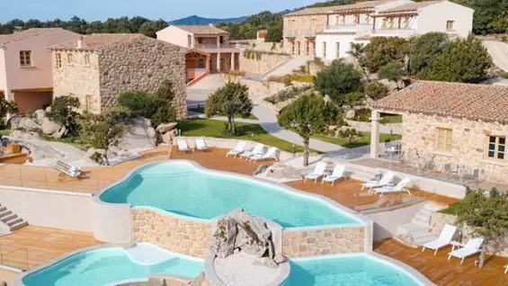 Il resort Borgo Smeraldo di Arzachena, in Sardegna