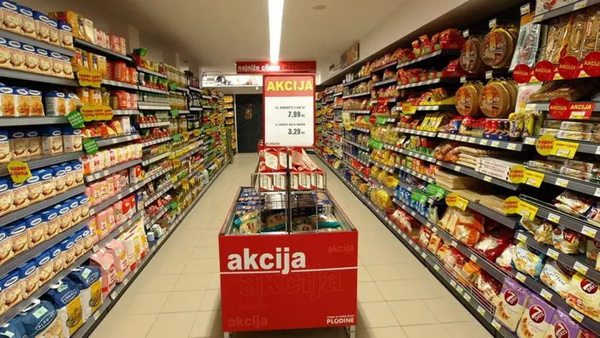 Un interno del supermercato Plodine di Fiume vuoto per la protesta