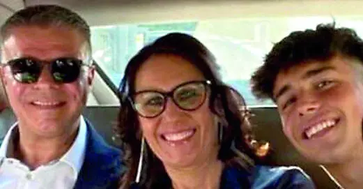 Da sinistra papà Massimo, mamma Micaela e Giacomo