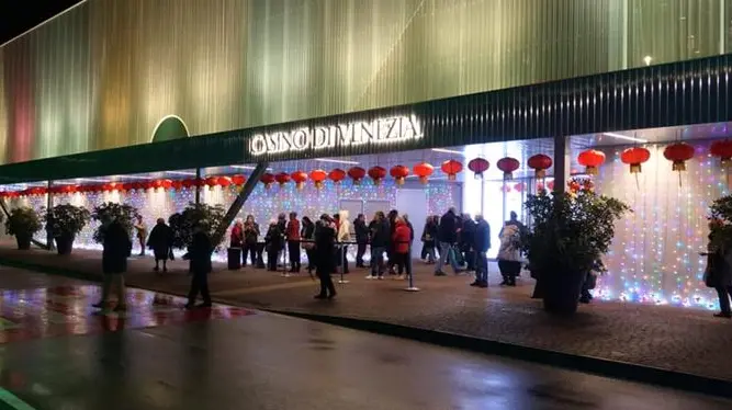 L’ingresso del Casinò di Venezia, a Ca’ Noghera, addobbato con le lanterne cinesi per le feste di Capodanno (foto Pòrcile)