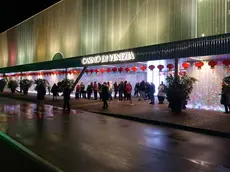 L’ingresso del Casinò di Venezia, a Ca’ Noghera, addobbato con le lanterne cinesi per le feste di Capodanno (foto Pòrcile)