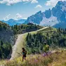 I paradisiaci sentieri verdi di Sappada, incorniciata dalle montagne