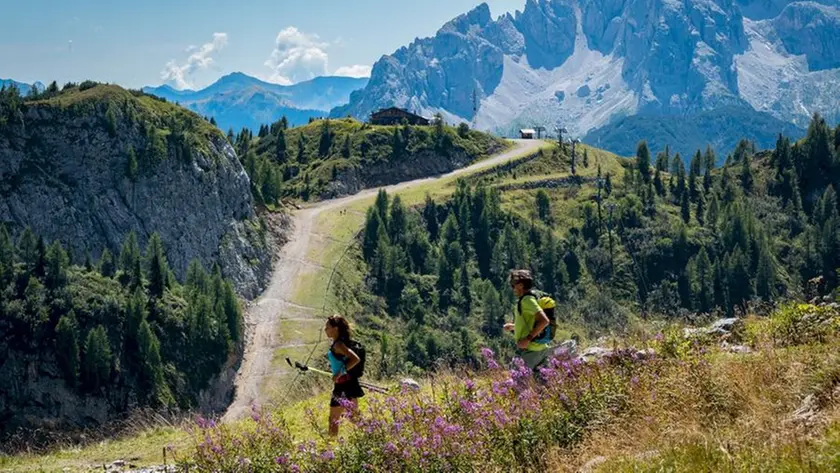 I paradisiaci sentieri verdi di Sappada, incorniciata dalle montagne