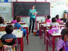 Lezione in classe in una scuola elementare: fa discutere il progetto di riforma della primaria del ministro Valditara