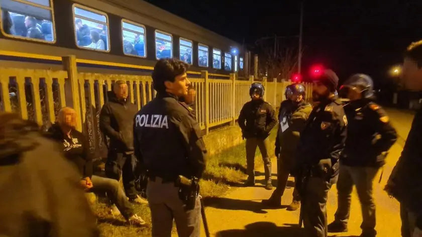 Un gruppo di una cinquantina di ultras dell'Udinese, spalleggiati da numerosi supporter del Salisburgo, hanno assaltato il treno diretto a Venezia che riportava a casa i circa 1200 tifosi della formazione lagunare