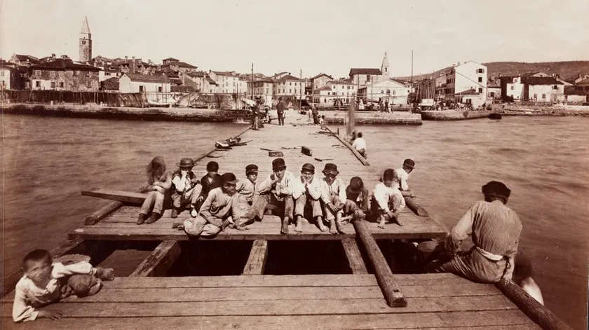 Gruppo di ragazzini su un molo a Isola d'Istria, attorno al 1900 (FIRENZE, ARCHIVI ALINARI-ARCHIVIO STUDIO WULZ)