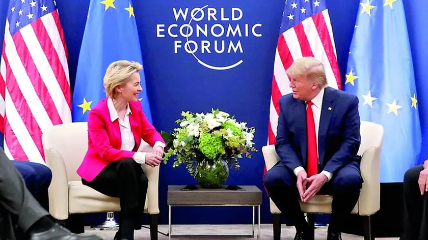 Il presidente degli Stati Uniti Donald Trump con Ursula von der Leyen, presidente della Commissione Ue, in un meeting svoltosi nel 2020 a Davos