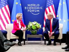 Il presidente degli Stati Uniti Donald Trump con Ursula von der Leyen, presidente della Commissione Ue, in un meeting svoltosi nel 2020 a Davos