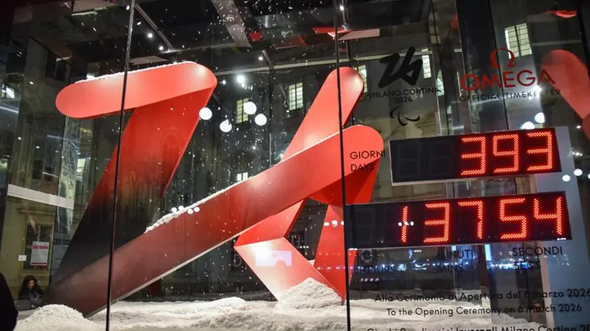 L'orologio per il countdown olimpico per le Olimpiadi Invernali Milano Cortina 2026 in piazza Duomo a Milano