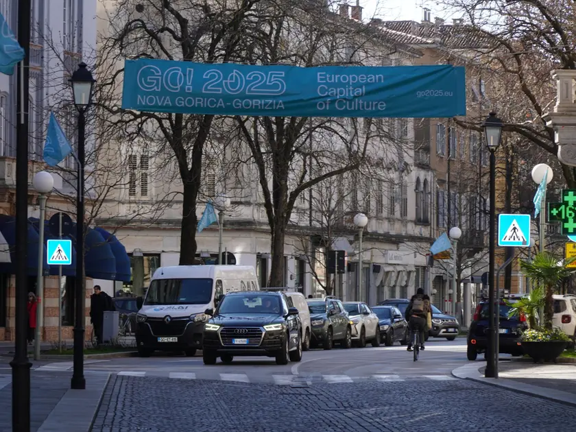 Striscioni Go!2025 nel centro di Gorizia. Foto Bumbaca