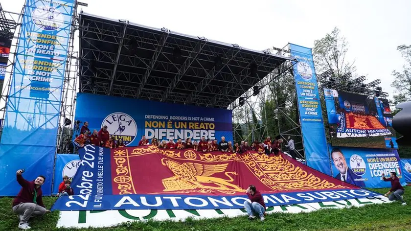 Autonomia differenziata protagonista di un maxi striscione esposto al tradizionale raduno di Pontida della Lega