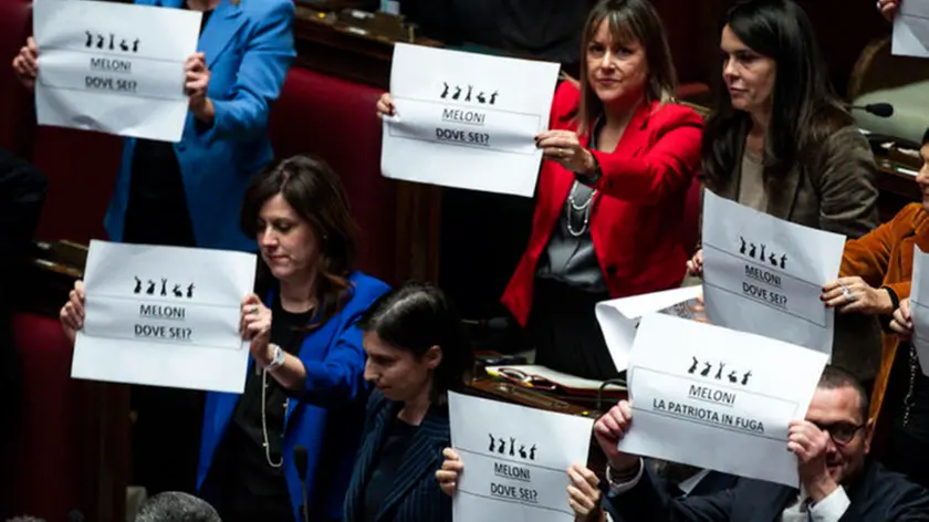 La protesta alla Camera delle opposizioni durante l'informativa del ministro Nordio su caso Almasri