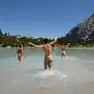 Il bagno nel lago di Sorapis, Dolomiti bellunesi