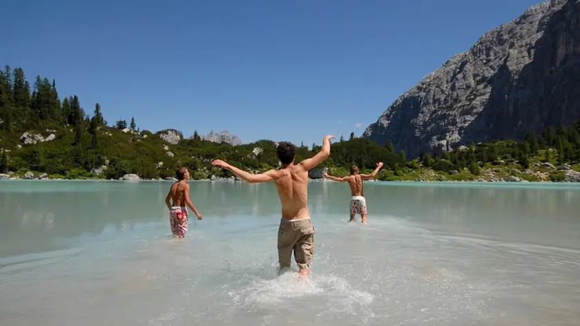 Il bagno nel lago di Sorapis, Dolomiti bellunesi