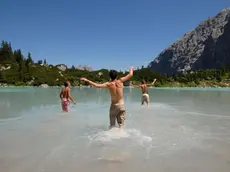 Il bagno nel lago di Sorapis, Dolomiti bellunesi