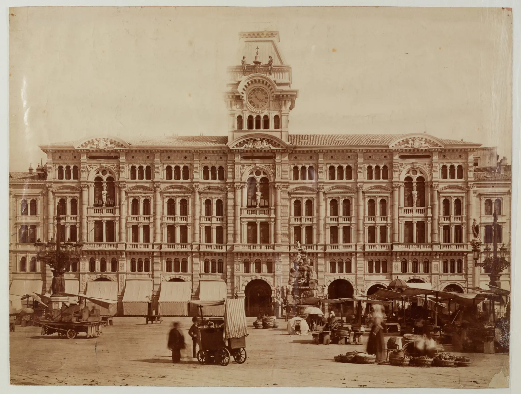 Giuseppe Wulz Il Palazzo Municipale in un giorno di mercato, Trieste, ca. 1876 Firenze, Archivi Alinari-Archivio Studio Wulz