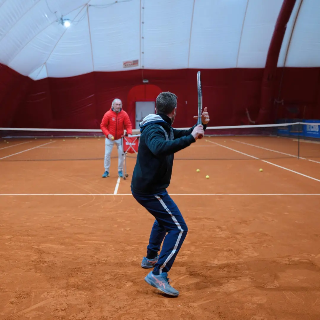 Maurizio Panatta in campo per una lezione di tennis