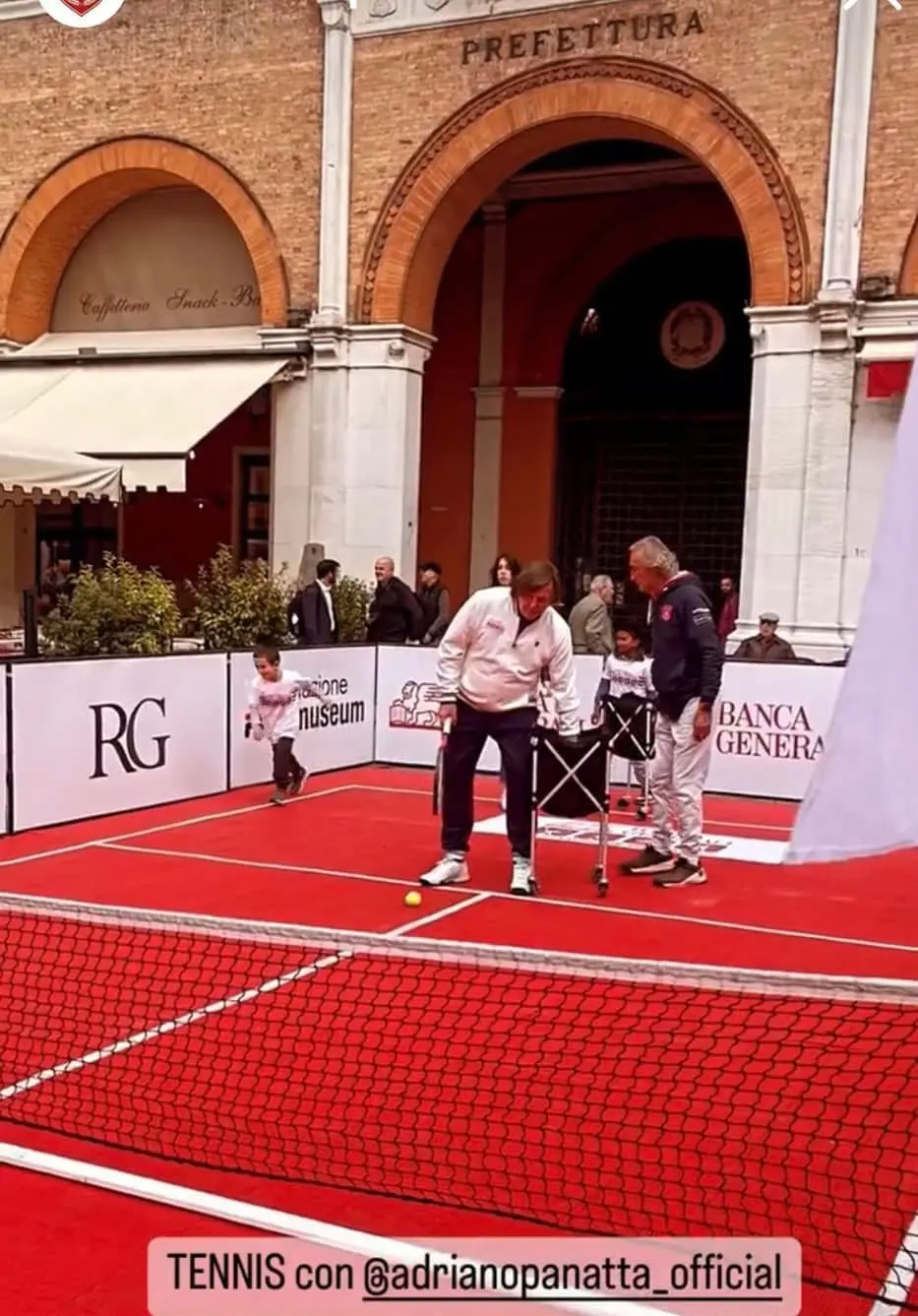 Adriano e Maurizio Panatta in una lezione-esibizione in piazza dei Signori a Treviso