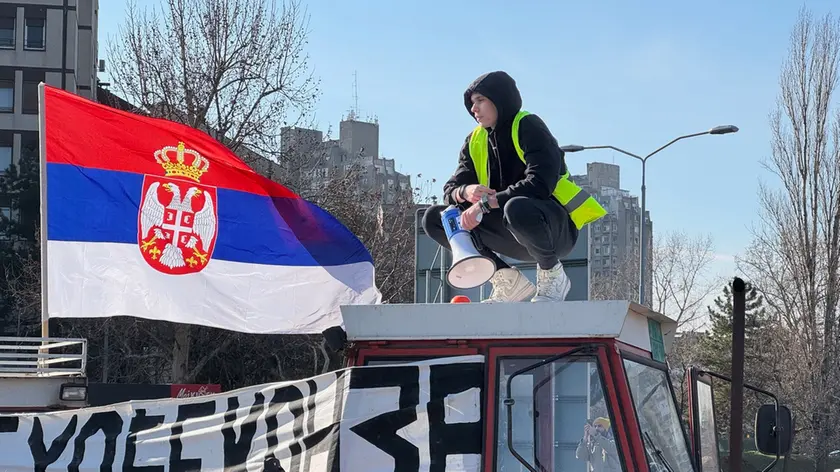 In piazza e sui ponti alcune immagini delle proteste degli “indignados” serbi