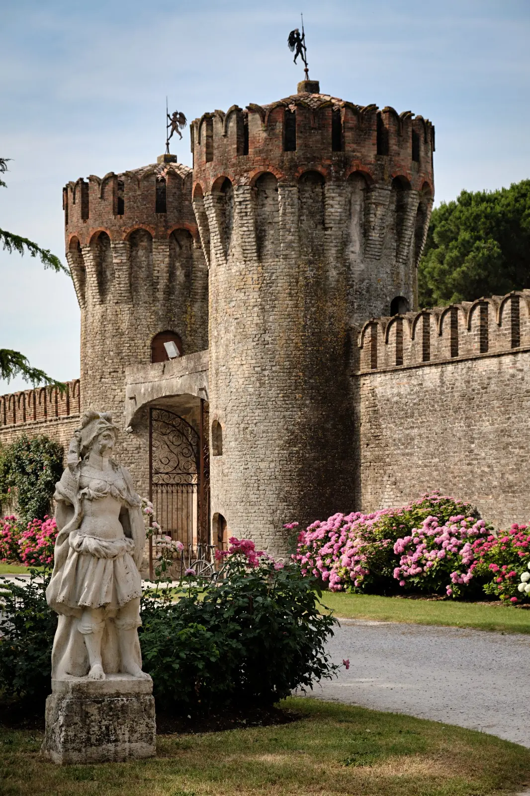 I possenti torrioni dell’ingresso (foto concesse da Castello di Roncade)