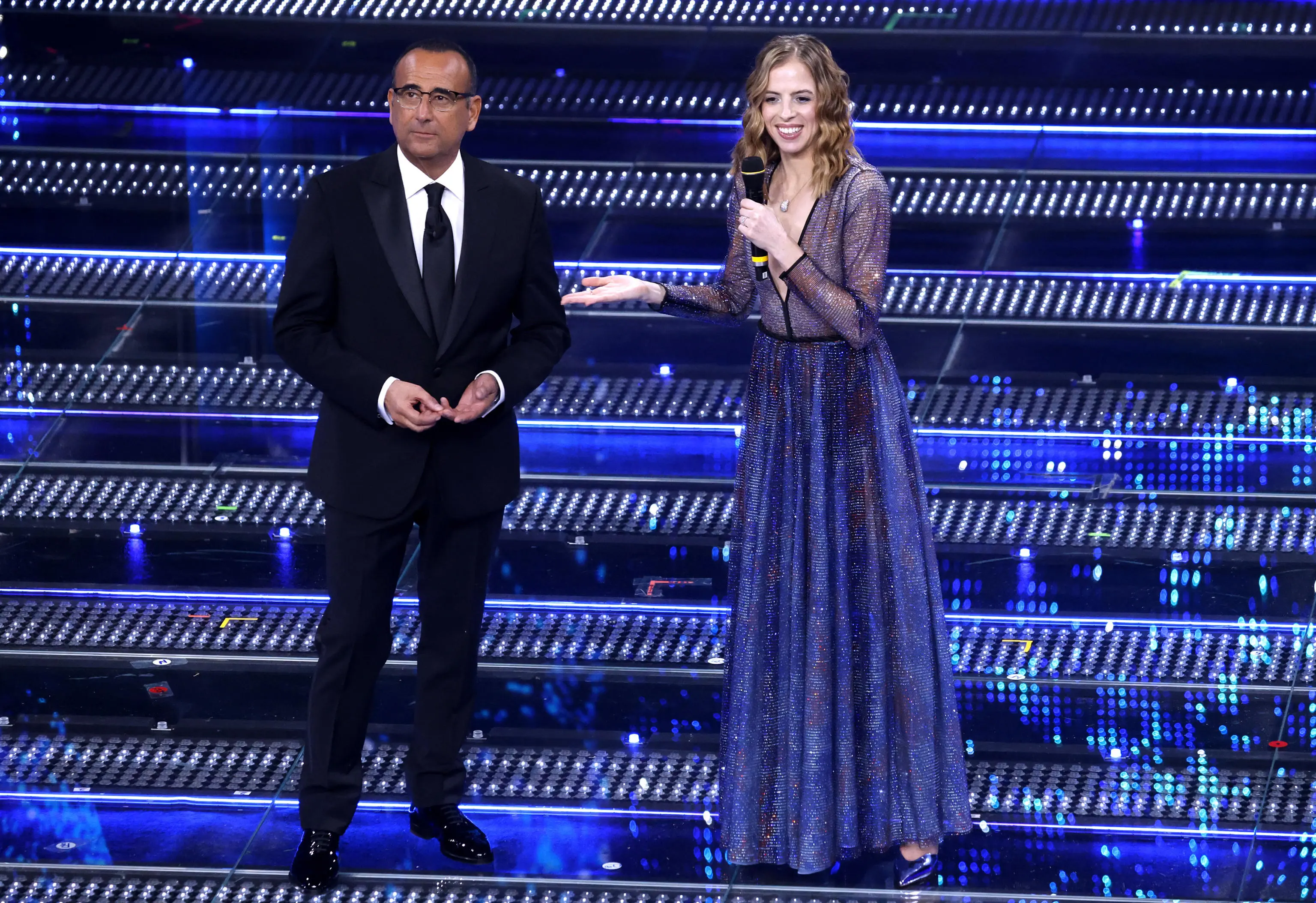 Carolina Kostner sul palco di Sanremo con Carlo Conti per lanciare l'avvio delle candidature