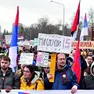 Manifestanti in piazza sabato a Kragujevac, la “Mirafiori serba” foto Ansa Epa